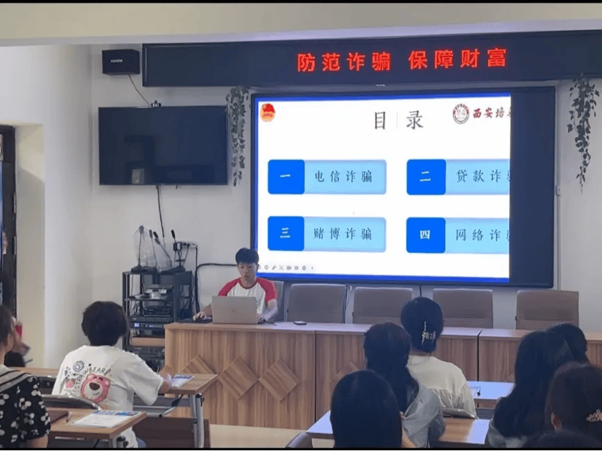 商务2021级学生,现任西安培华学院会计与金融学院团委学生兼职副书记