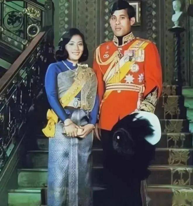 泰王庆祝加冕5周年,苏提达穿粉色裙子好漂亮,19岁提帮功没露面