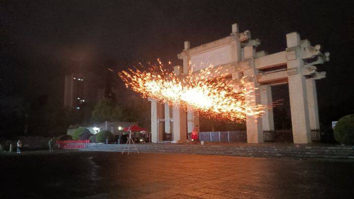 游在贵州拍一拍丨非遗绝活“打铁花”在中国阳明文化园上演