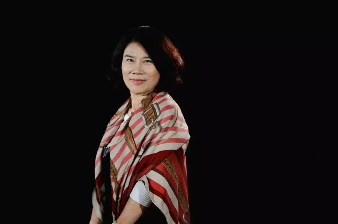 董明珠一张婚宴私照流出,打脸多少人:你努力蹭圈子的样子,真丑!