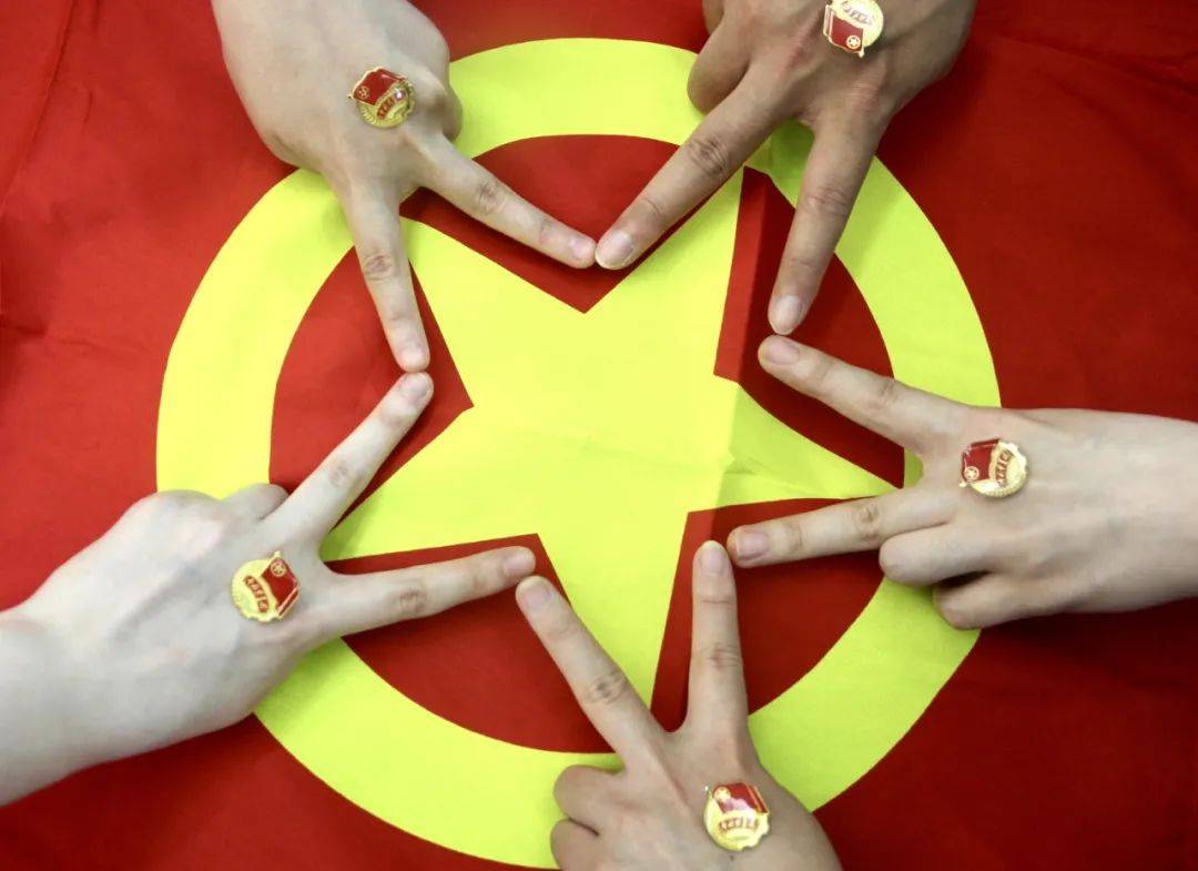 五四特辑丨"我和团旗团徽合个影"作品展播