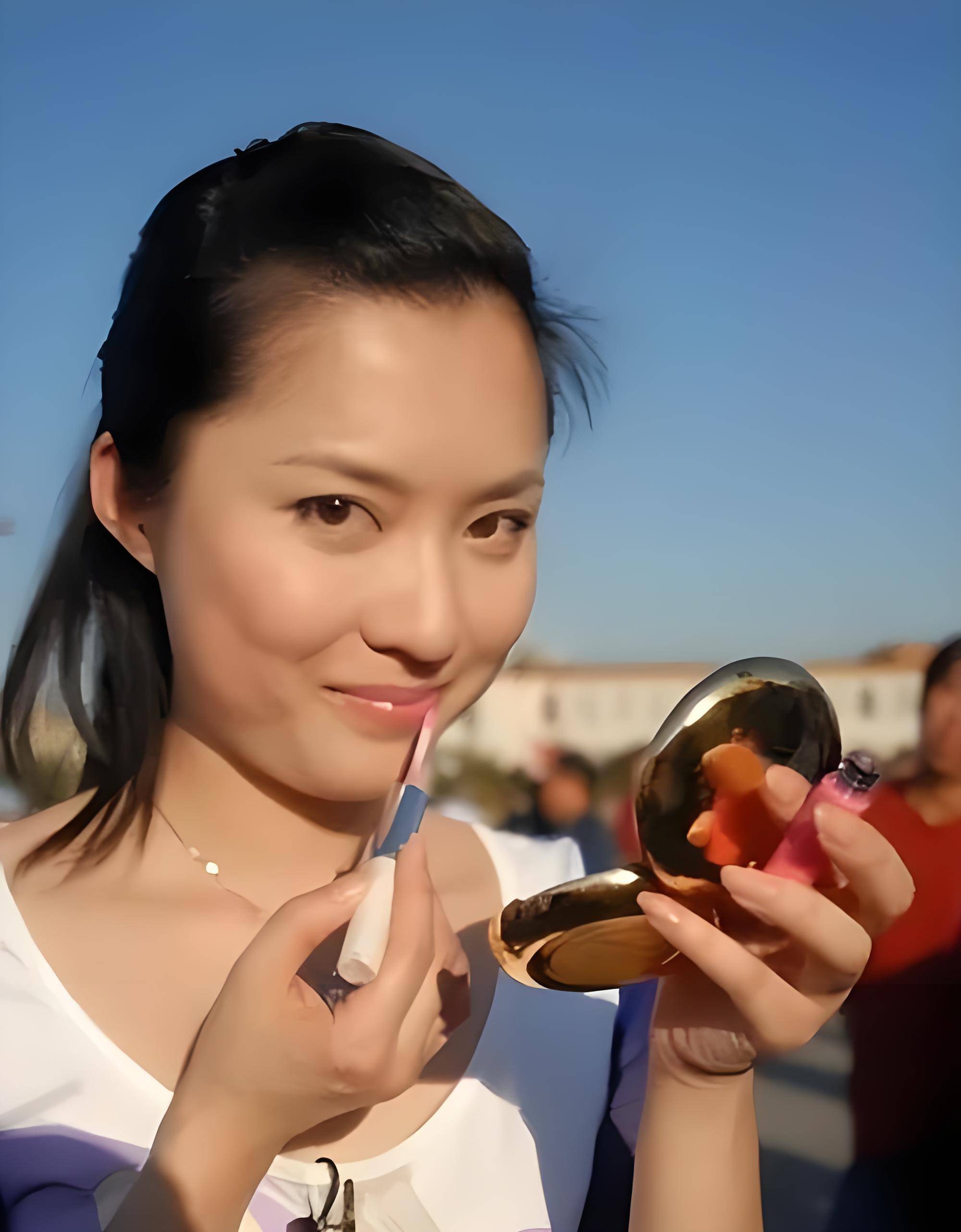 她是央视"最美"的女主持人,素颜比李思思还美,44岁感情仍成谜_紫凝