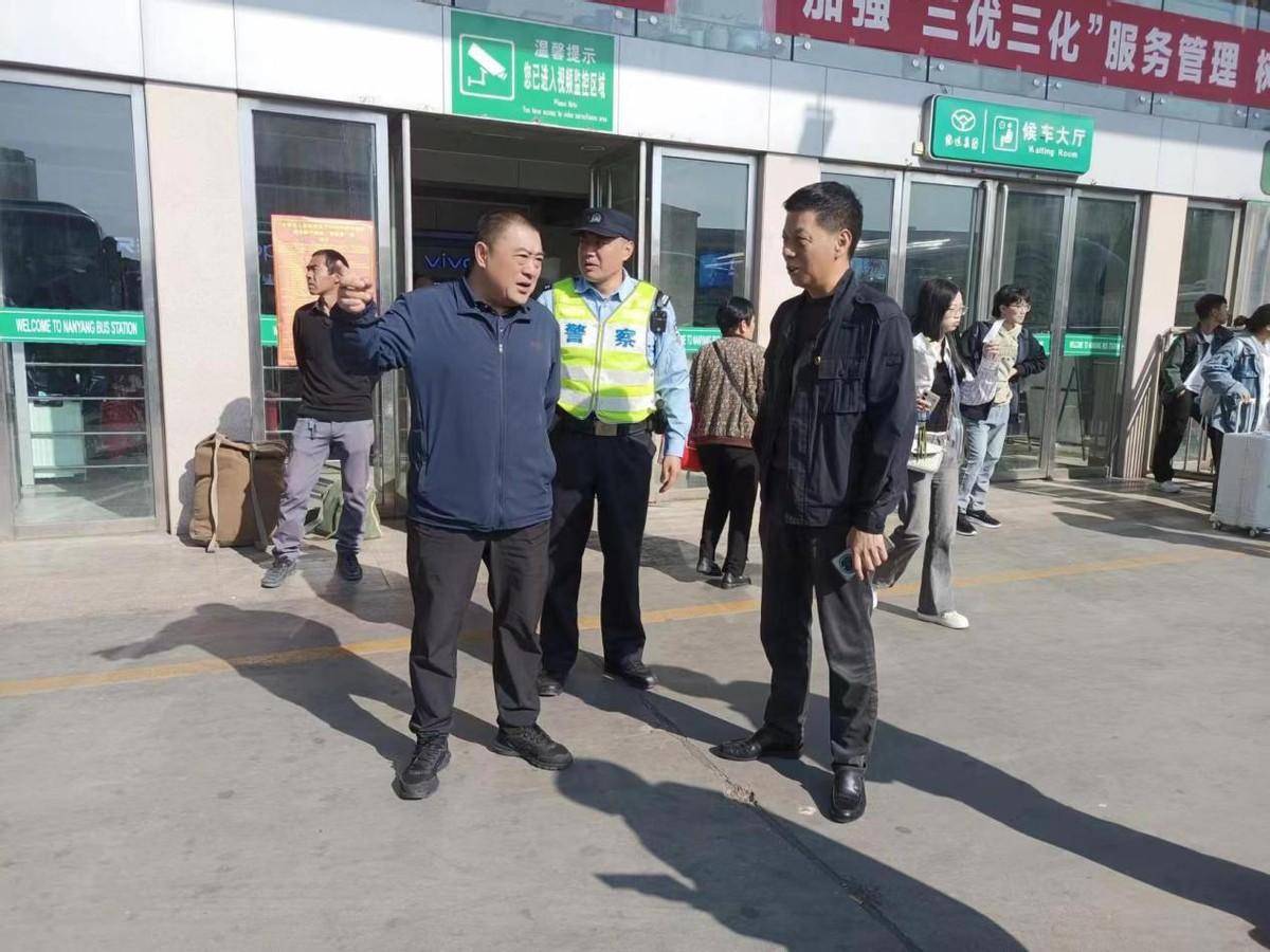 致敬!河南南阳两站的辛勤劳动者