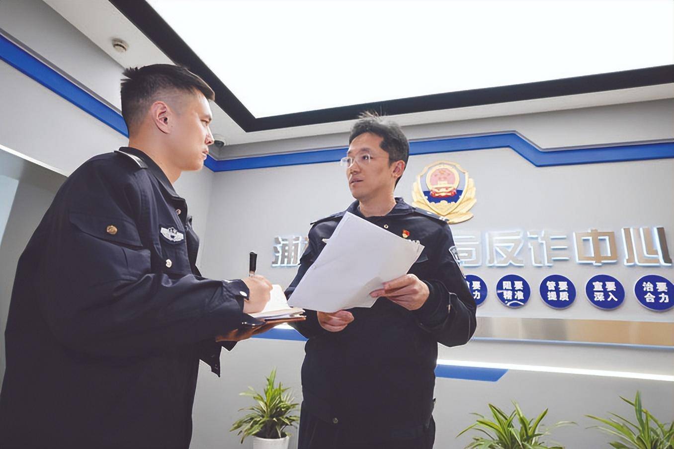 "中国好人榜"里的警察故事→_彭勇_树伟_倪嘉辉