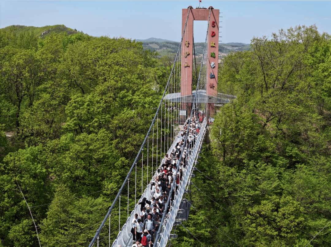 香炉山风景区迎来大批游客(图片由景区提供)休闲游受青睐除了主题乐园
