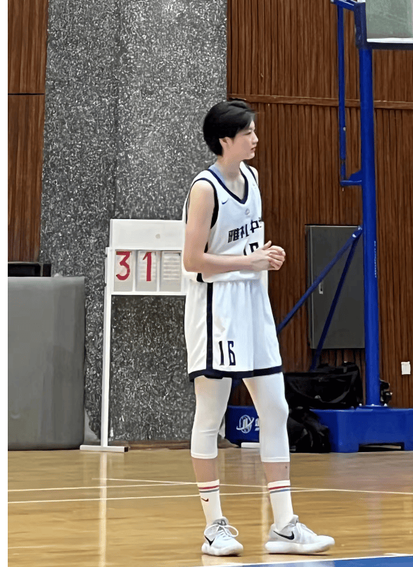 给中国篮球递纸条丨国画8级选手是女篮冠军：篮球和阅读给了我双重力量-篮球明星简笔画大全 头像