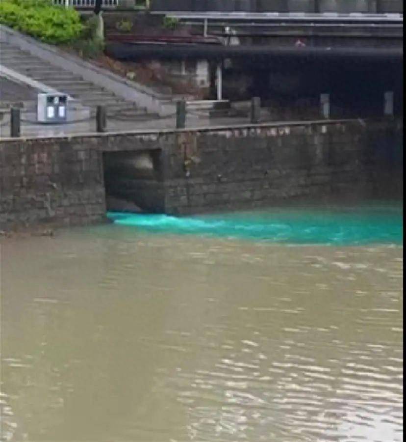 杭州一排水口大量蓝色液体流入河中 官方回应