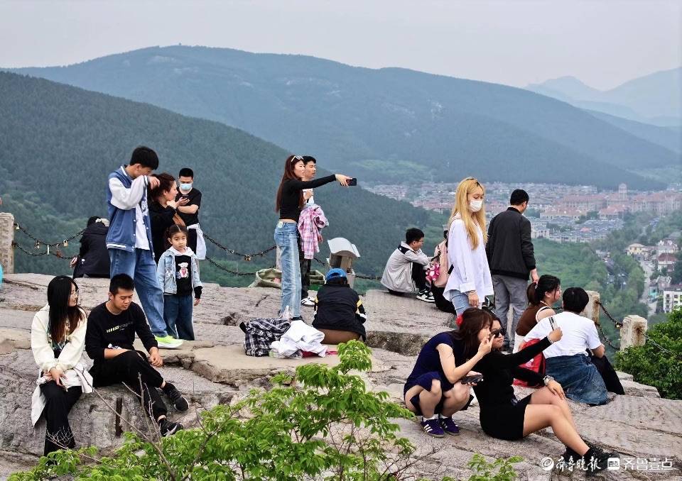 千佛山山顶欣赏风景的人们