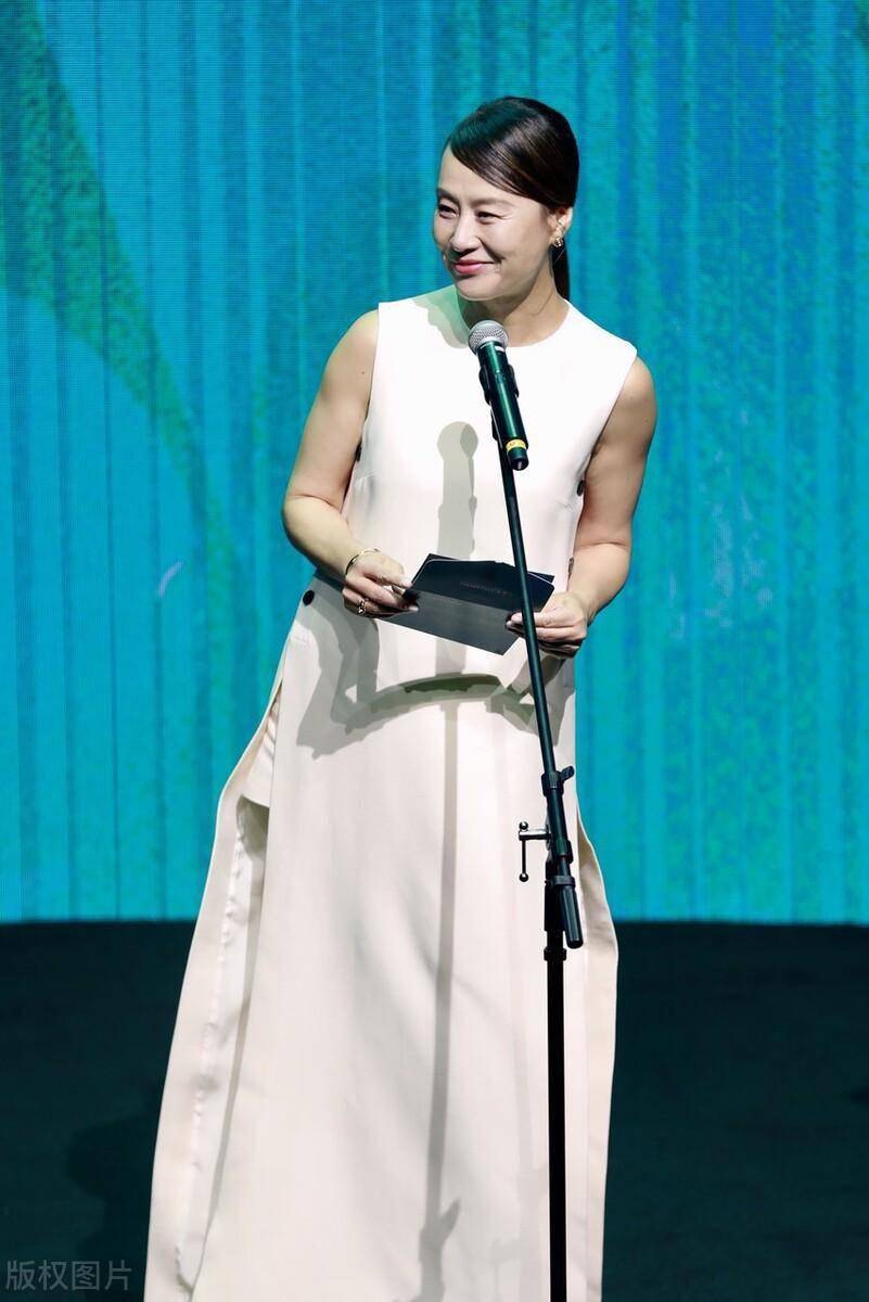 邬君梅这身材,这才是尤物啊!