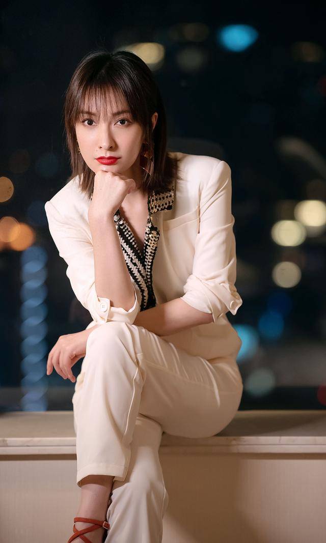 吴昕:42岁未婚未育,新工作一天收割1个亿,谢娜馋哭了?