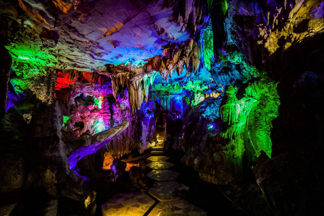 大慈岩,客家风情园,水晶洞,山涧一线天等近百个风貌各异的溶洞组成有
