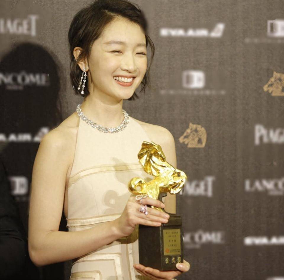 改变也发生在这一年:因为拍摄《平原上的火焰》,他与周冬雨相识,随