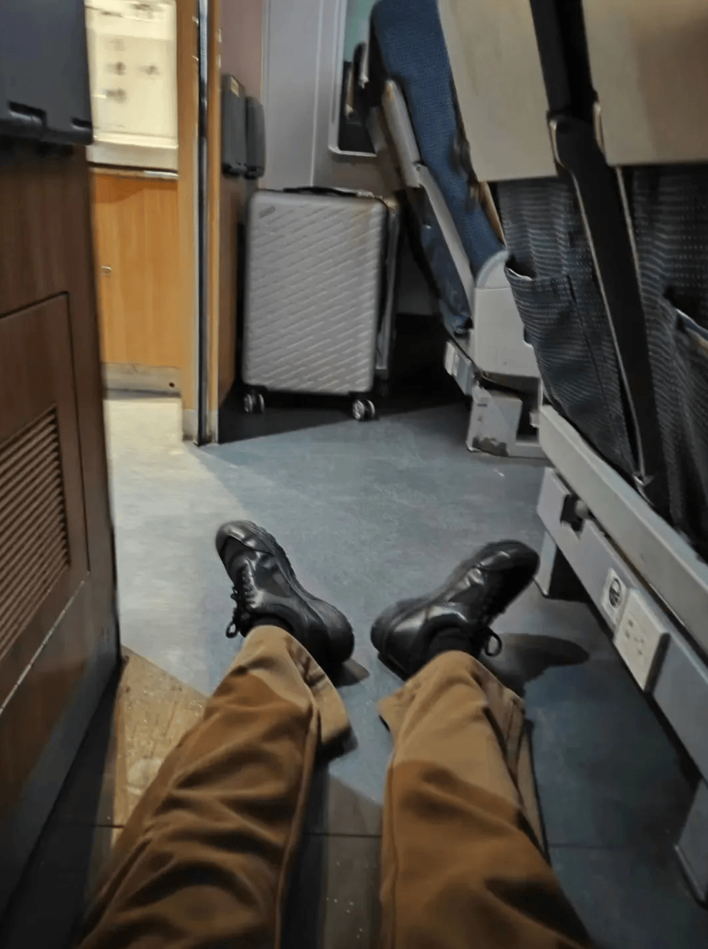 席地而睡,狼吞虎咽……高铁上这组"偷拍照"火了