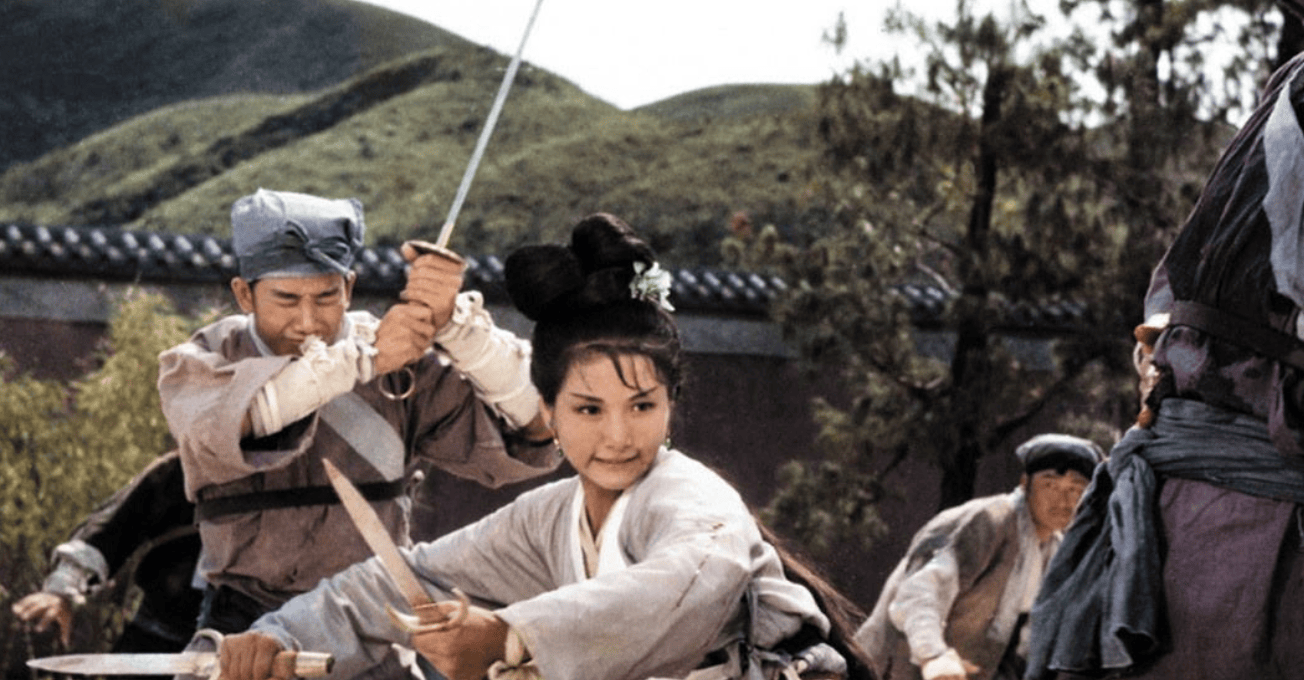 首部电影《宝莲灯》她就反串男性角色,凭借出色演技被公司高层器重.