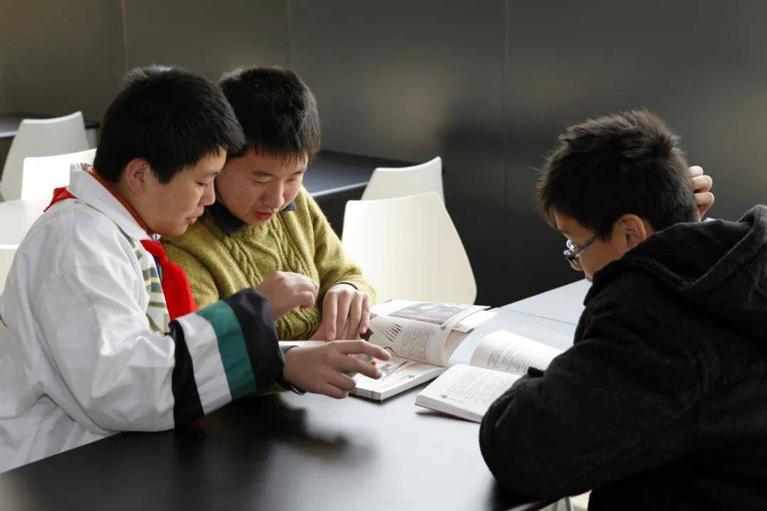 学生社团如雨后春笋破土而出,如飞鸟读书社,旭日读书社,以图书馆为