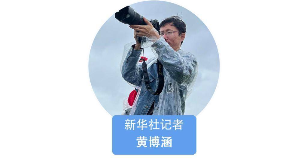 我在现场·照片背后的故事|大山里,这位收废品老人的捐款收据铺满一桌