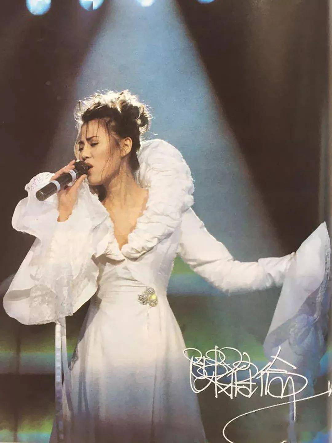 她靠拍大尺度片成名,为上位与王晶暧昧不清,如今58岁没人敢娶