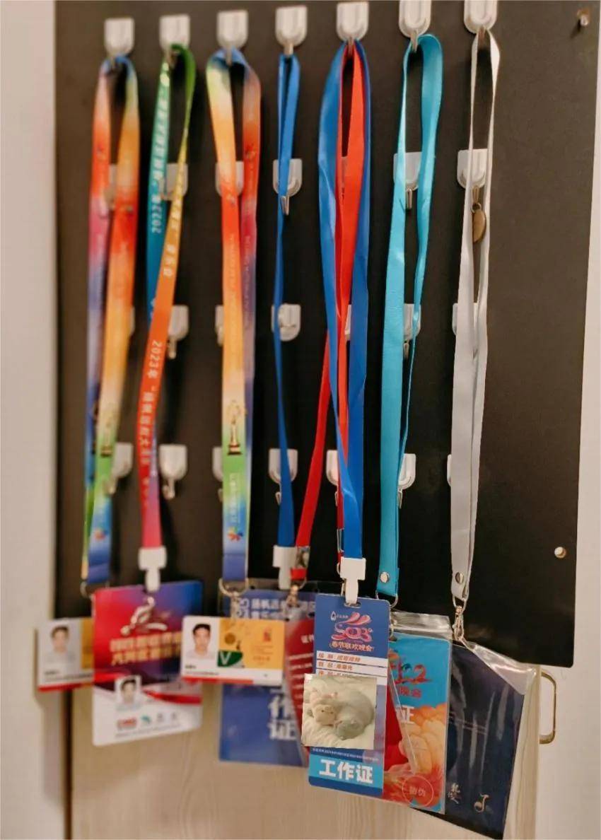 这是他攒下来的一部分活动现场工作证太多了太多了,凭借在火星打好的