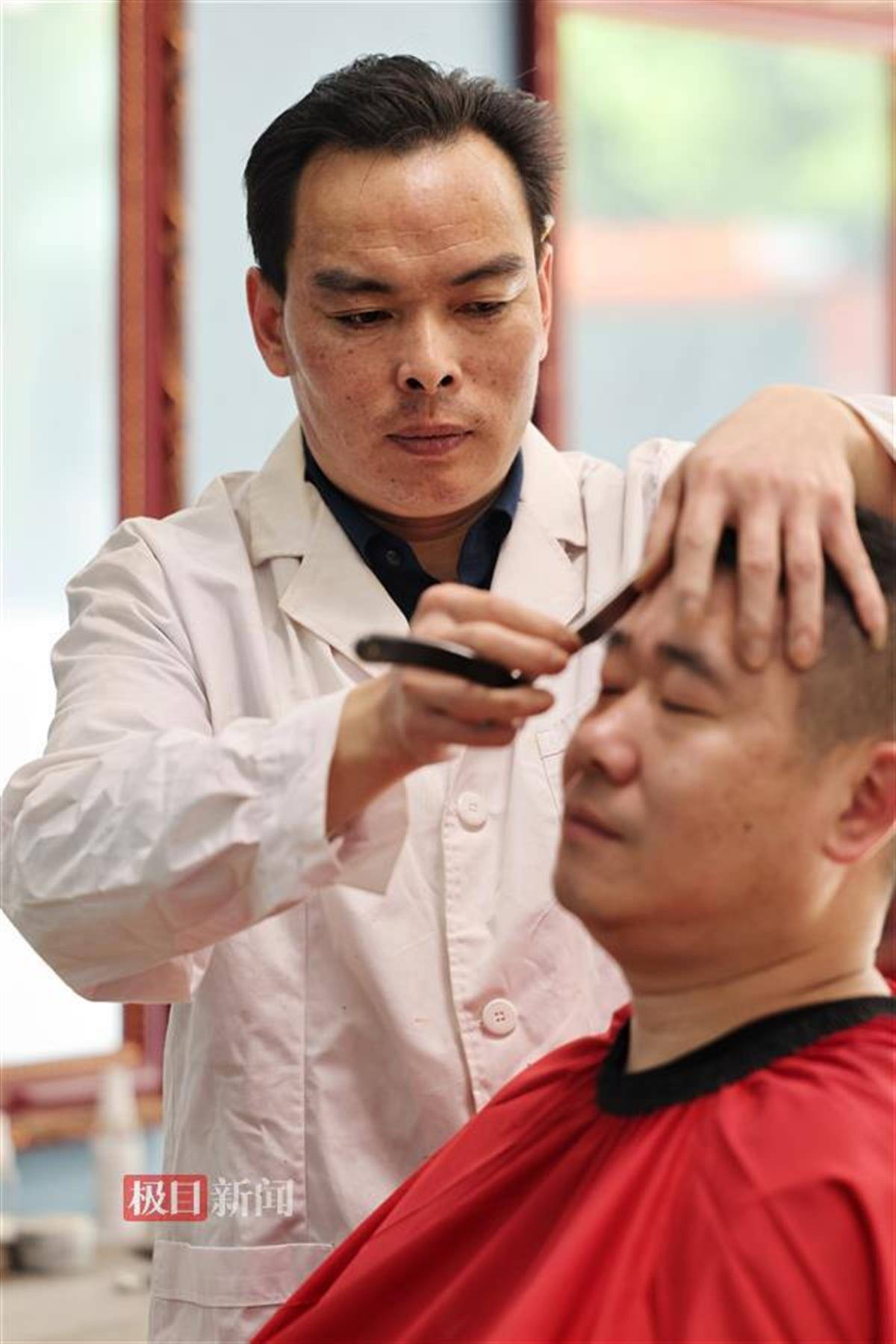 47岁的手艺人彭刚就是这样一位匠人,坚持用传统手艺刮脸,修面,采耳