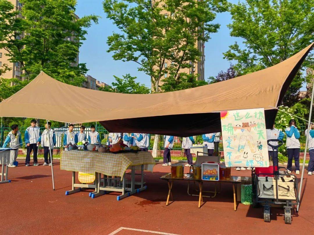 爱心义卖现场犹如一个热闹非凡的小集市.