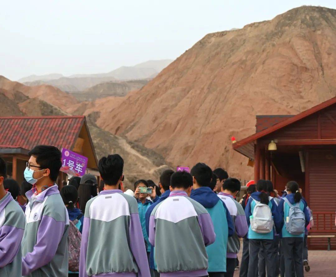 整个丹霞地貌如同一幅壮丽的画卷,在夕阳的映照下更显得气势磅礴,同学