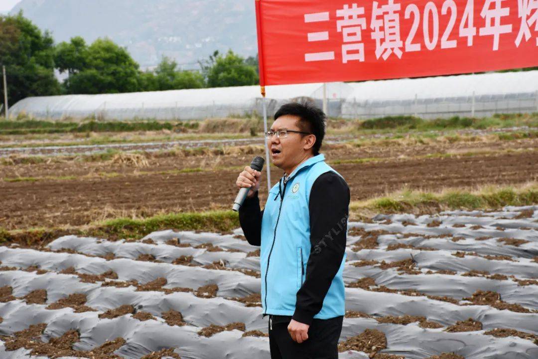 5月5日,在洱源的烤烟移栽管水控水现场会上,助农科技服务队成员正在给
