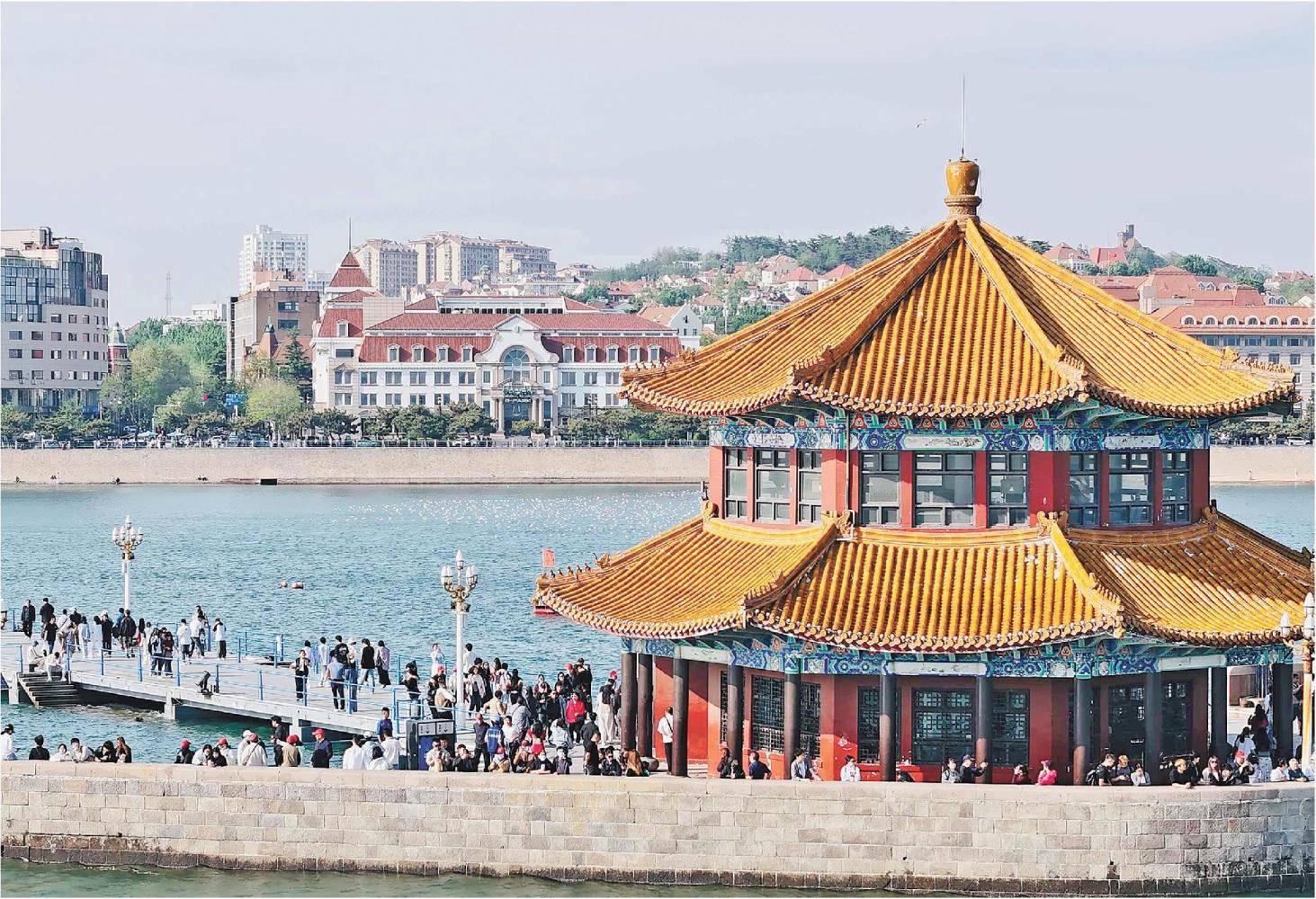 报道5月7日,青岛海滨风景区栈桥景区,碧海蓝天和海鸥飞翔的魅力风光