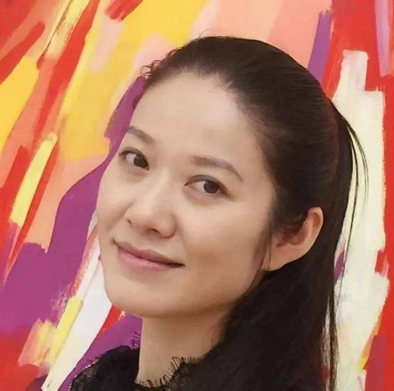 现任教于浙江大学国际文化系.