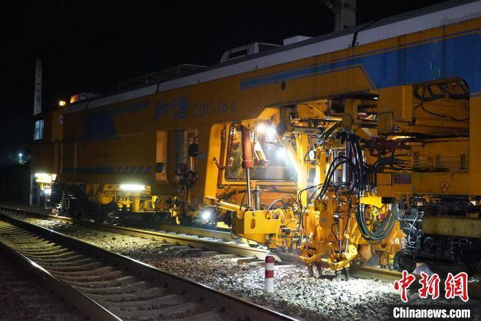 广西南宁铁路"守夜人"为中越大通道"舒筋活络"