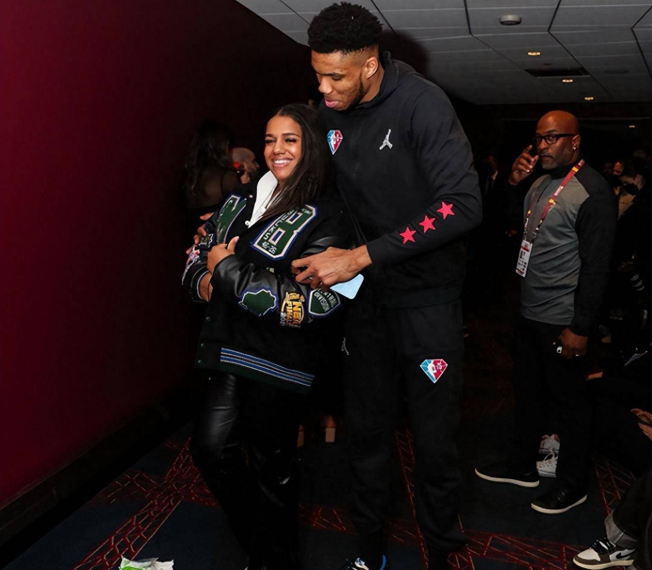 希腊媒体:字母哥预计8月底完婚 詹姆斯受邀将前往希腊