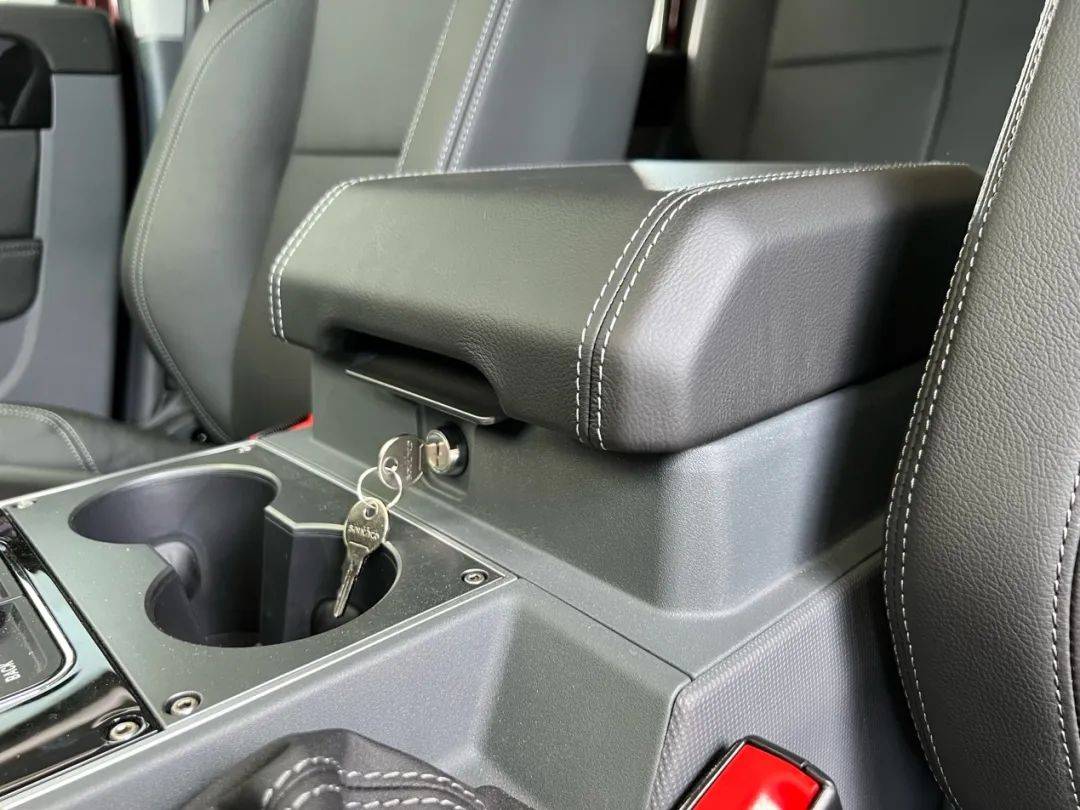 路虎看傻了!山寨卫士吊打真卫士?