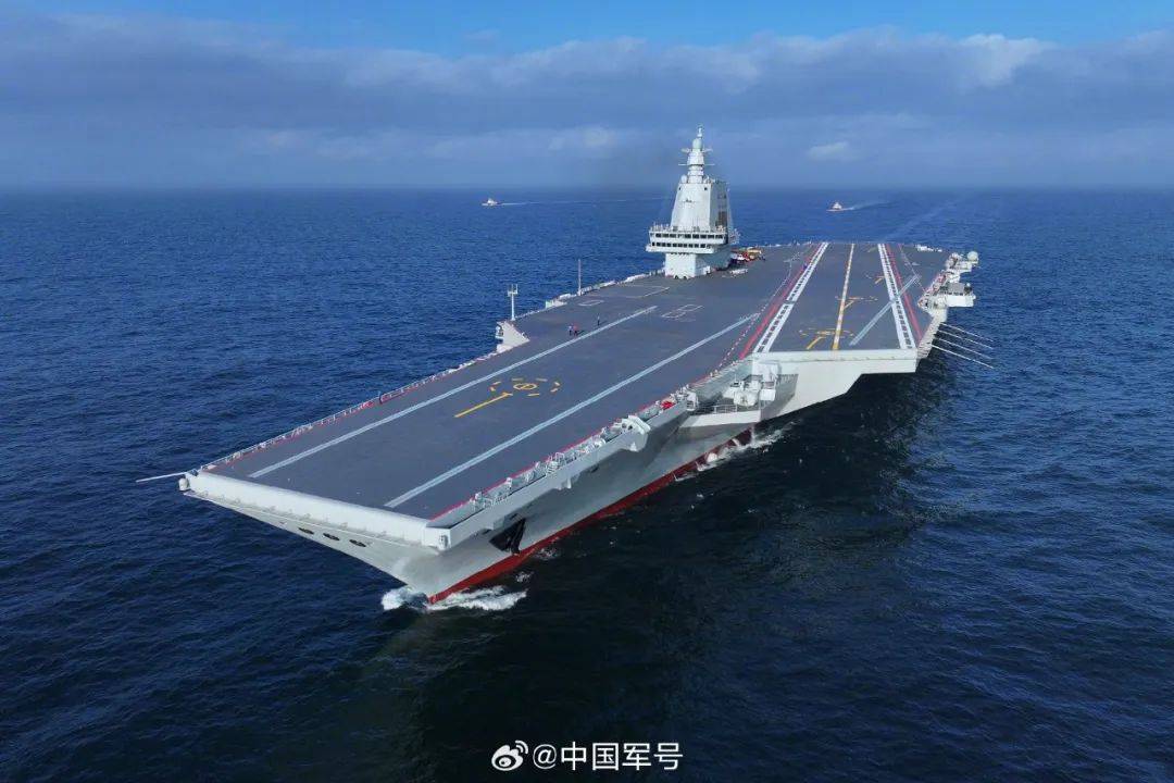 椰树涉擦边广告被罚,多次被罚后去年狂卖50亿丨冷兔小报 no.10086