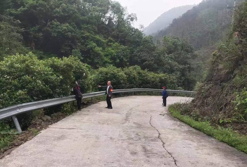 新田:清理农村道路障碍 消除安全隐患