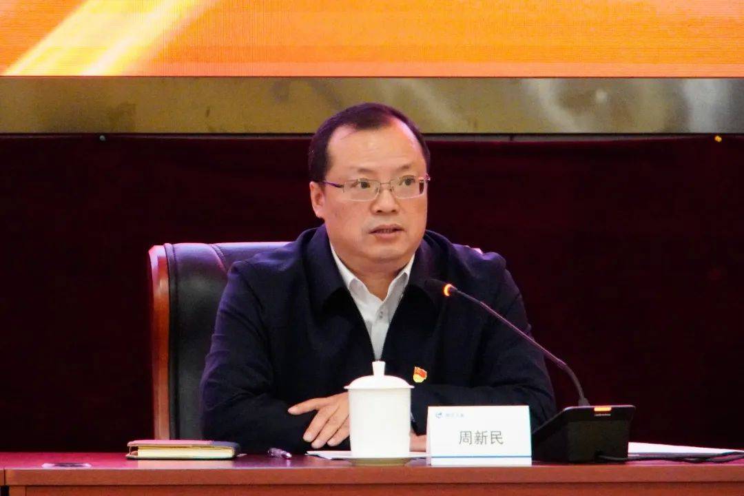 周新民,李清堂为总部5支"优秀团队",10名"优秀员工"颁奖,并向