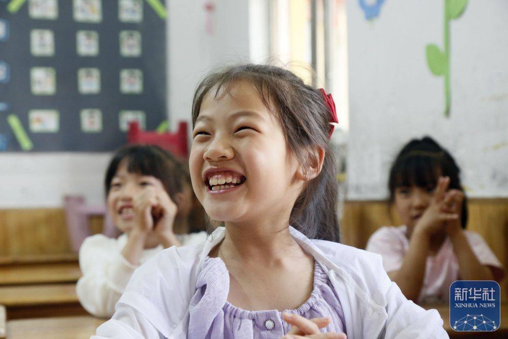 让微笑 传递爱_新华社_实验幼儿园_小朋友
