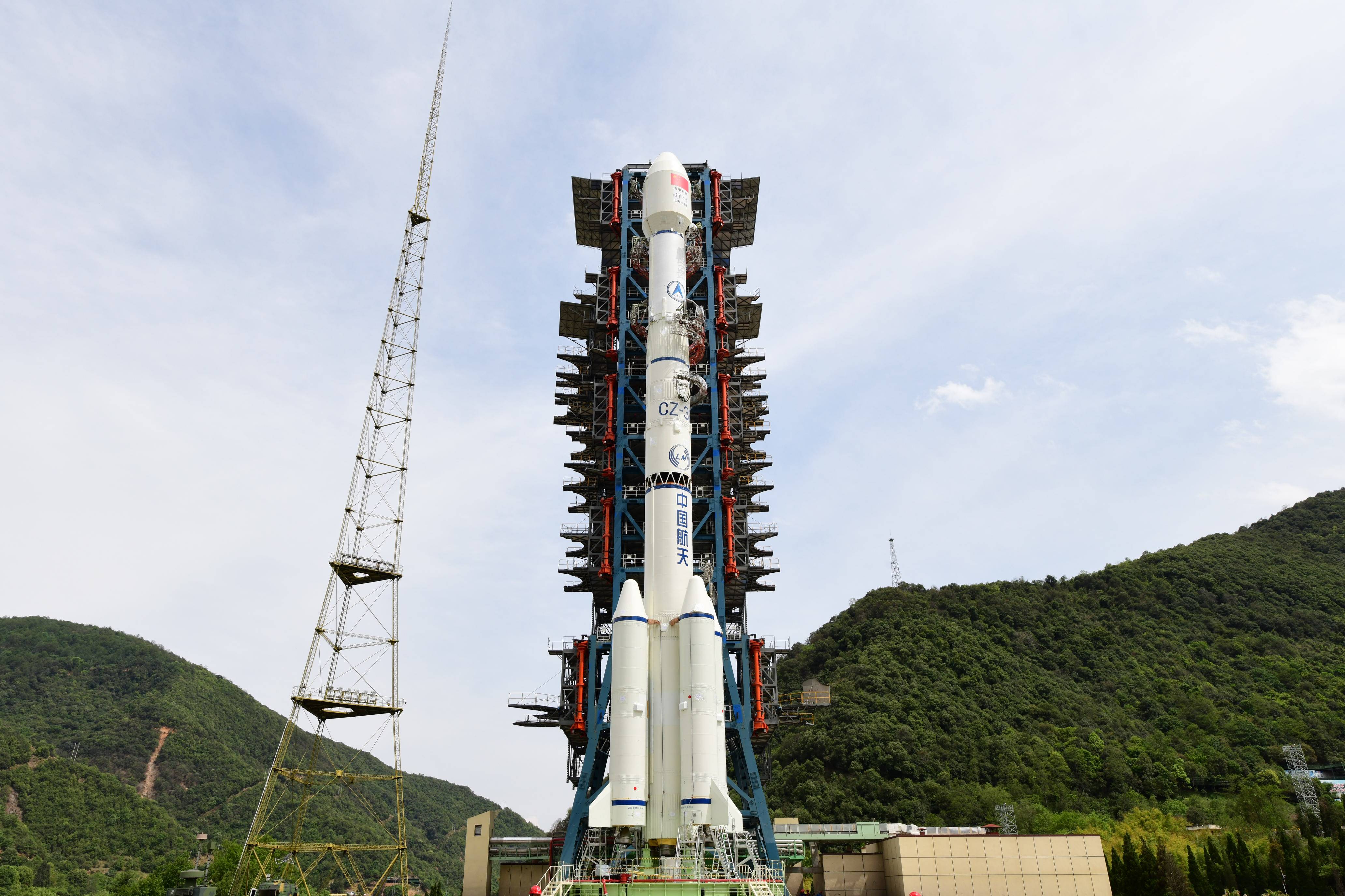 我国首颗中轨宽带通信卫星智慧天网一号01星成功发射