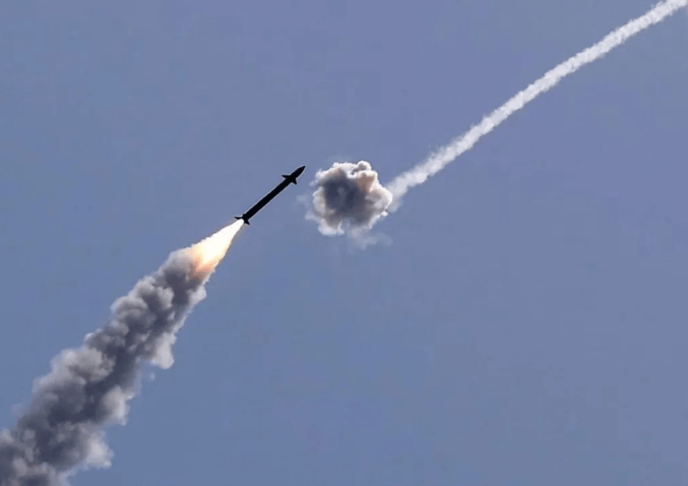 对于东风导弹打不中,视频的解释是"弹道导弹很难命中目标".