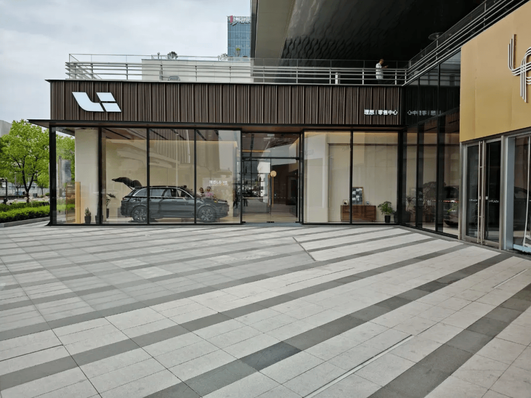 春卷又开车 | 去门店看理想l6:新车吸引目光,春卷音效还是亮点(笑)