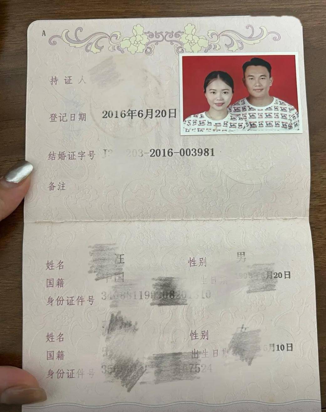 当时俩人还穿了情侣装拍的照片!