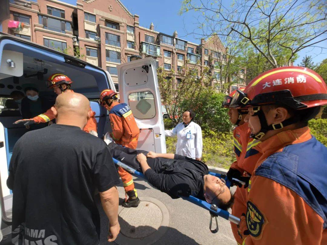 金石滩医院医护人员还向居民们演示了如何使用急救包进行简单的伤口