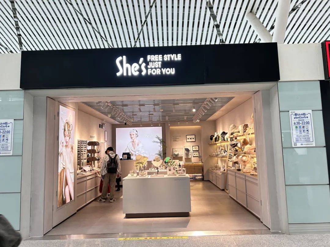 优势:she`s茜子店专注于配饰,手工艺品,展示的饰品小而美,店面的装饰
