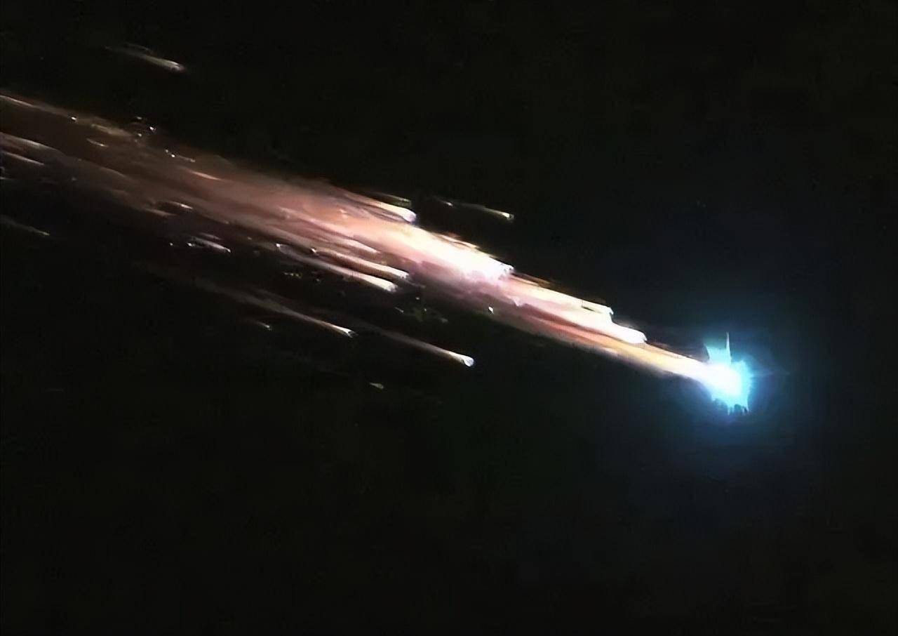 伴随着巨响声,广西有一个不明物体从天而降:现场浓烟滚滚