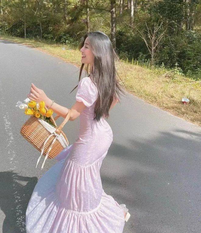 00后“纯欲”校花，连校服都藏不住她超美的身材！