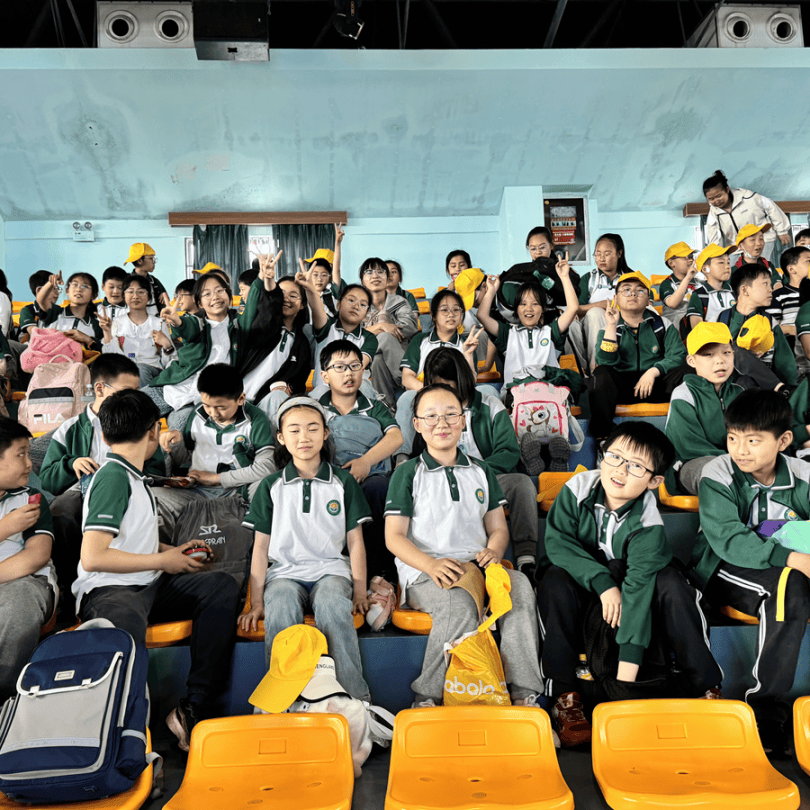 首先孩子们置身于梦幻的海底隧道,鱼群在头顶穿梭,五彩缤