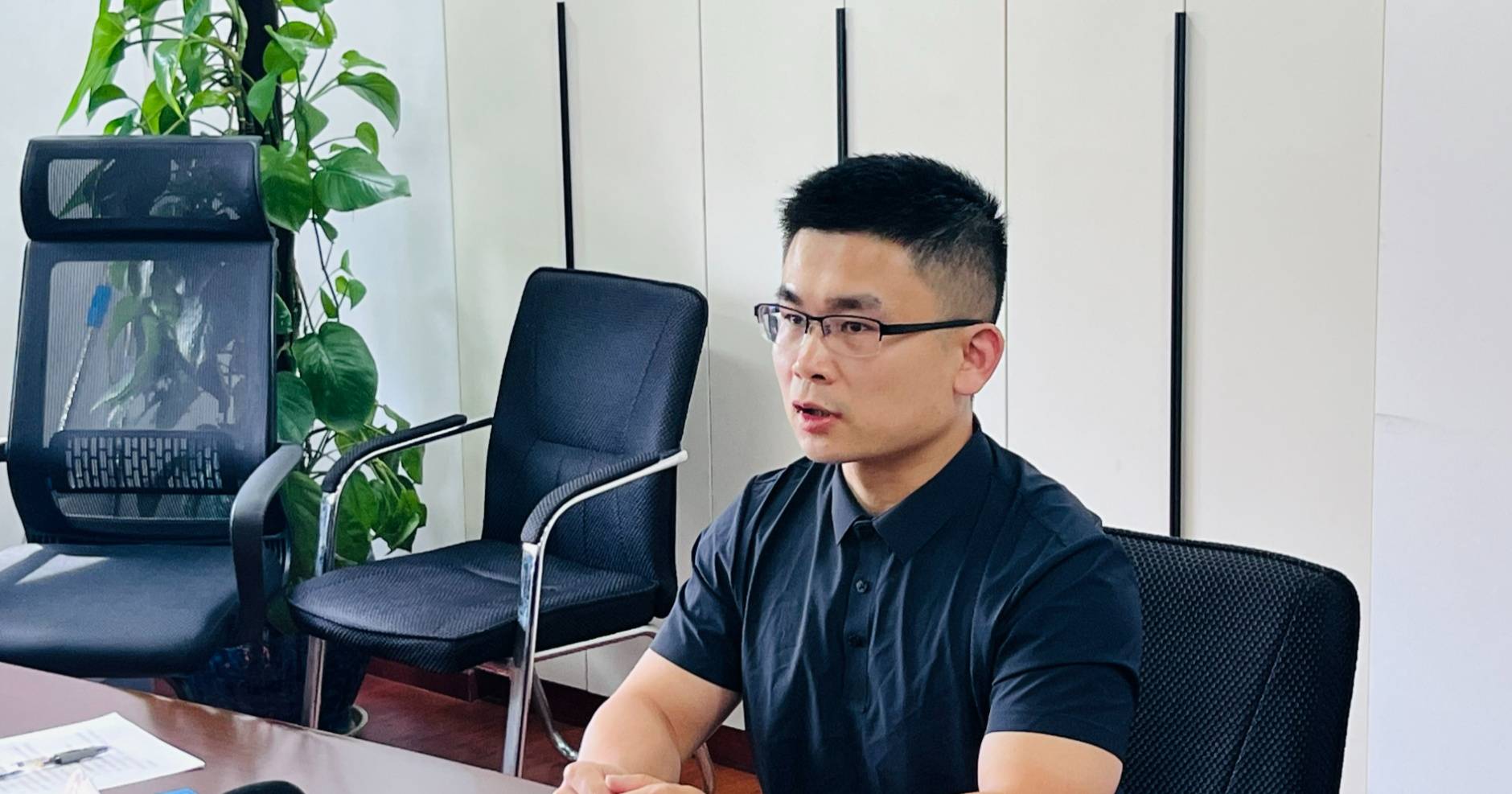 杭州市住保房管局房地产业发展处副处长何陈煜接受记者采访(央广网