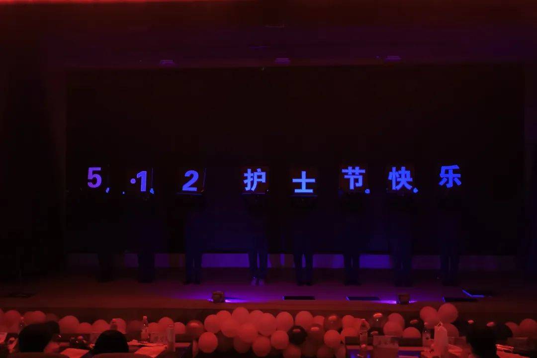 从情景剧到诗朗诵,歌舞,创意表演还有三句半,会场掌声,欢笑声起伏.