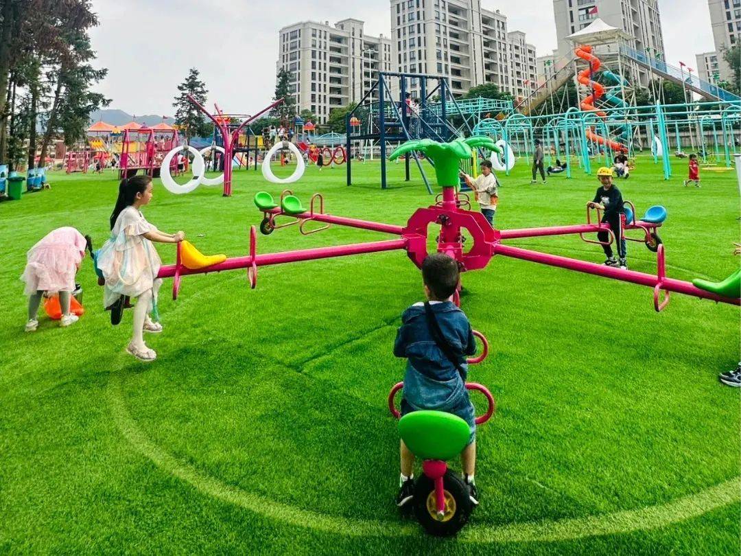 赤峰嗨乐堡无动力乐园 野人表演 蝴蝶放飞 超人打怪兽5月18日盛大开园