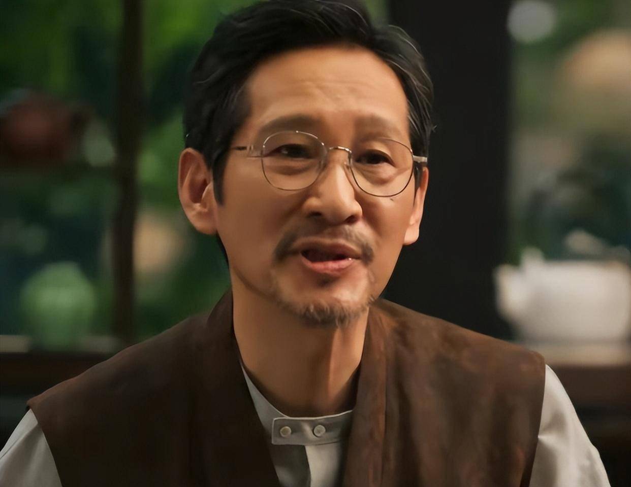 老一代酿酒师石茗山,头戴草帽,肩上扛着农具,一位老农民形象直接立住