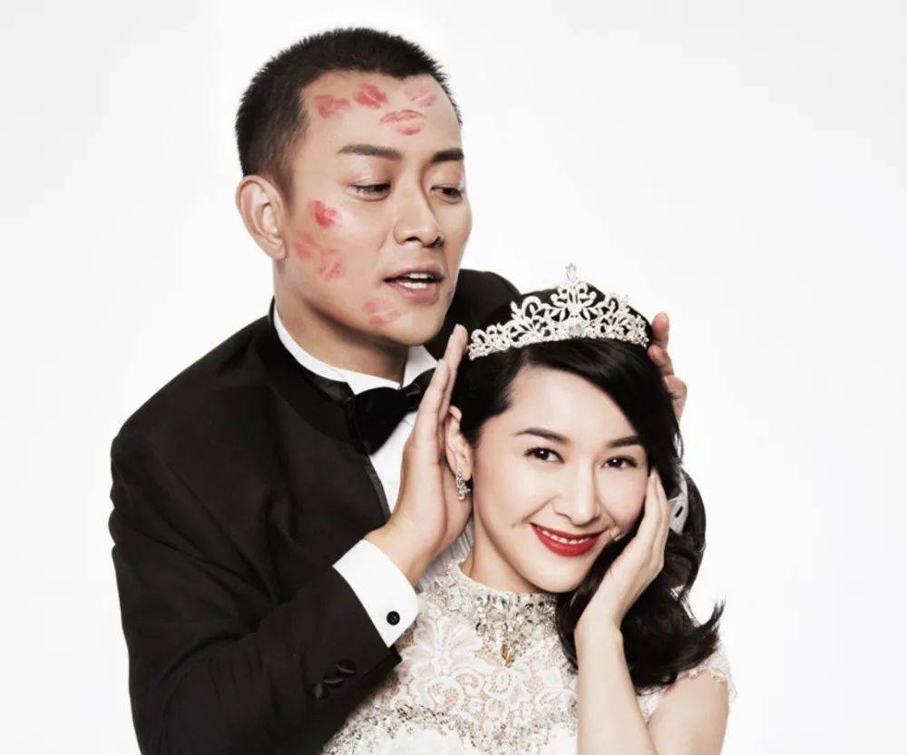 与丁克妻子离婚后,黄海冰再娶小12岁娇妻,今50岁把俩孩子宠上天