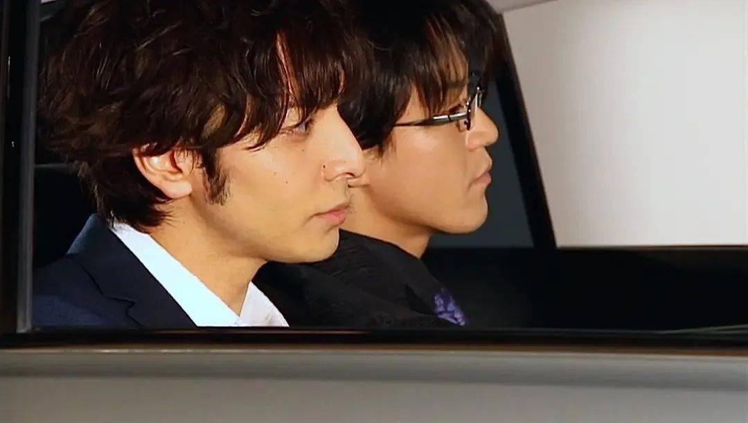 这棵枯树是剧中小时候的段野龙哉和龙崎郁夫,和老师留